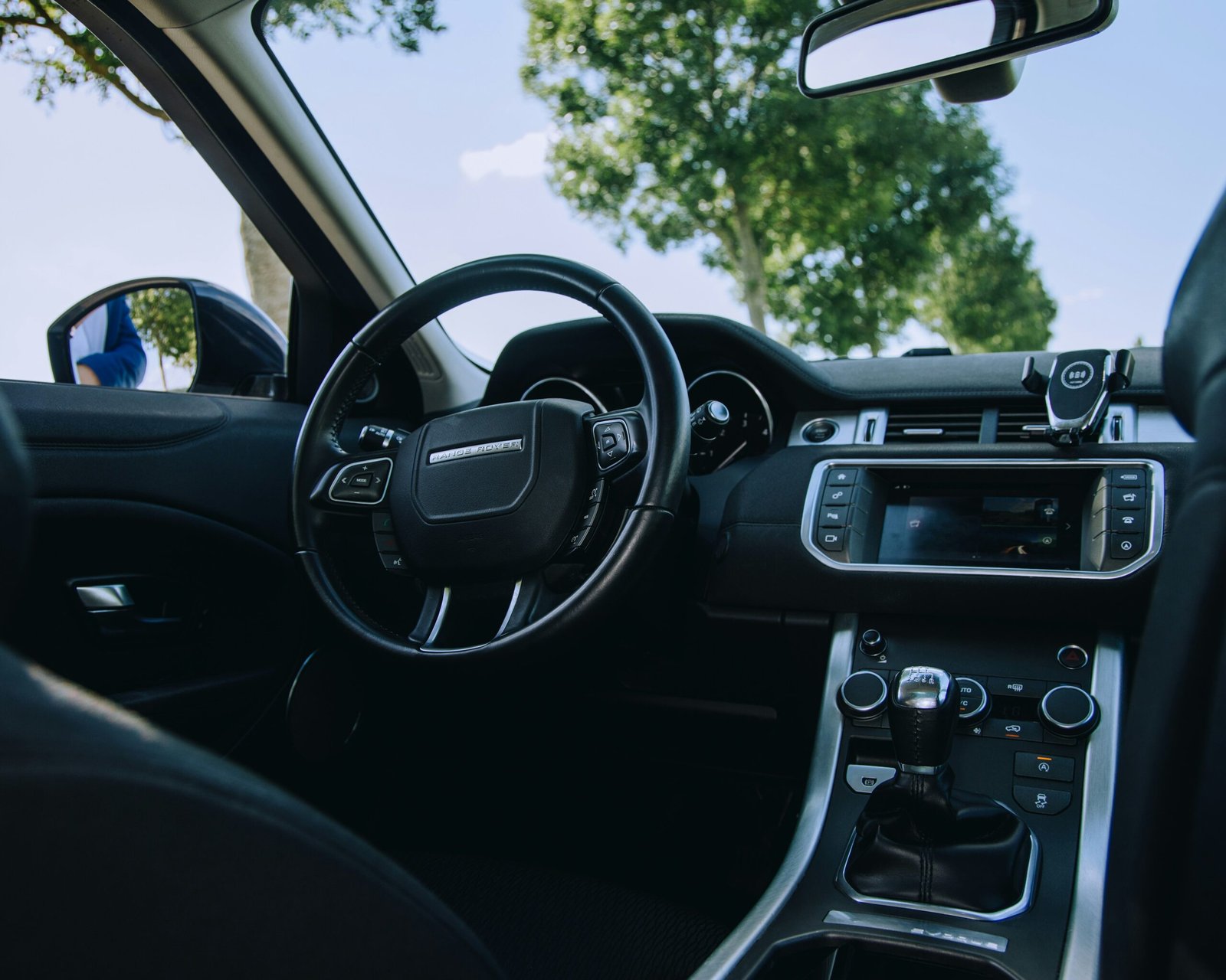 Keuntungan Menggunakan Sistem Infotainment Canggih di Mobil
