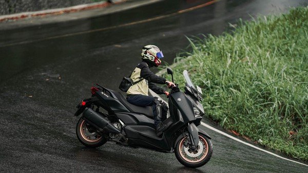 Tips Aman Ngerem Pakai Motor Matic di Jalan Menurun